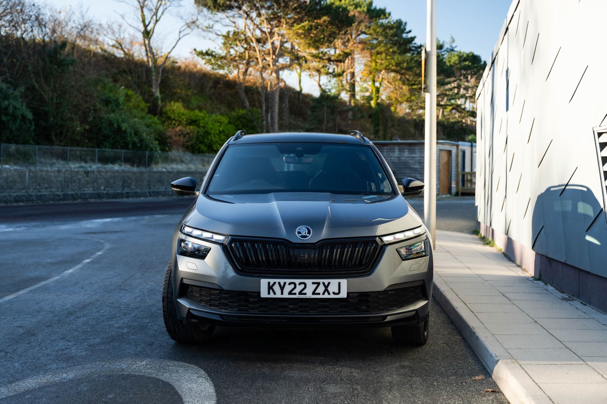 Vista trasera del Skoda Kamiq, mostrando su elegante estilo.