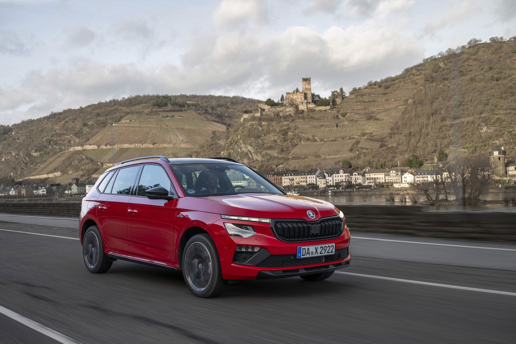 Interior del Skoda Kamiq, diseño minimalista y tecnología intuitiva.