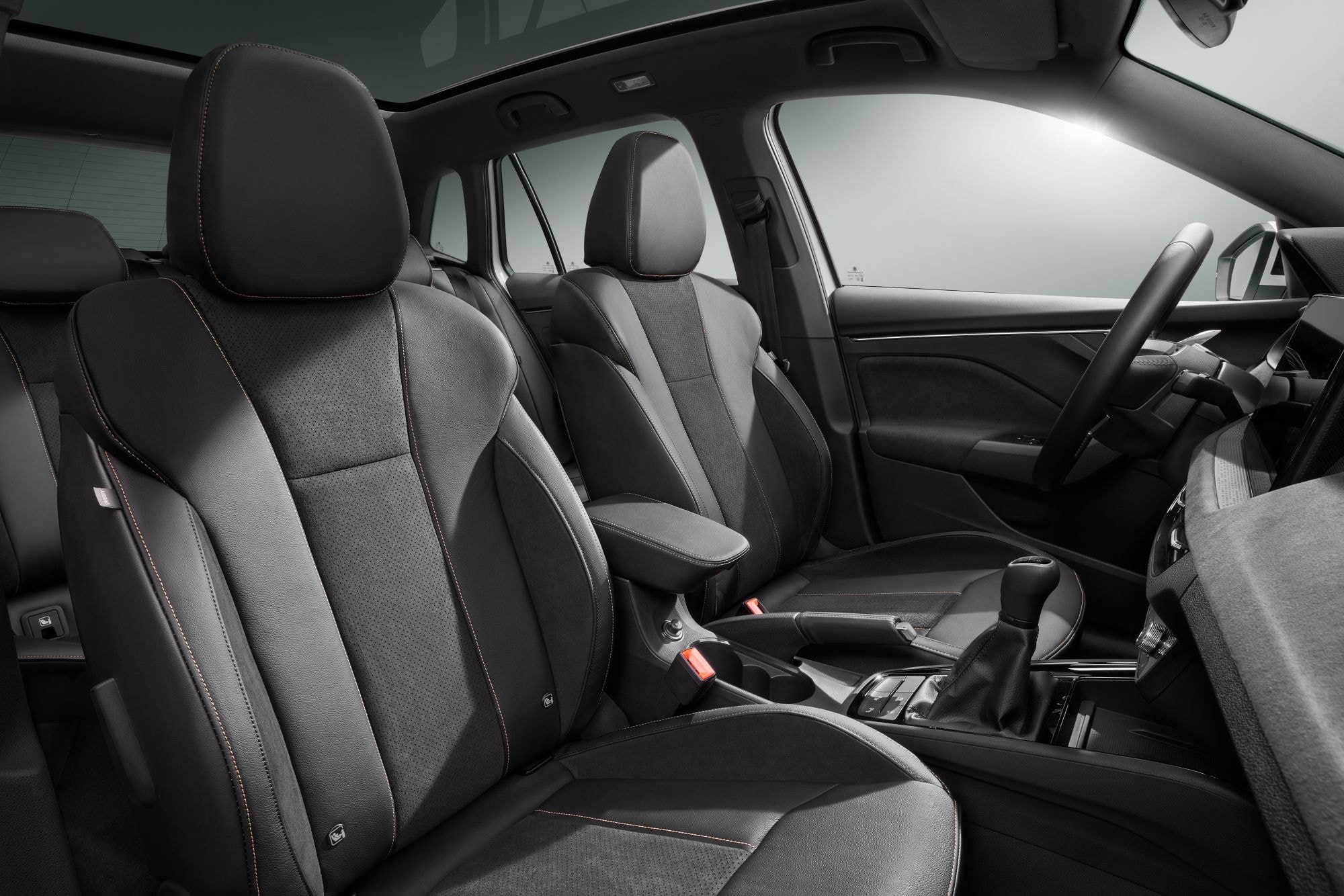 Vista del interior del Skoda Kamiq, con asientos deportivos que ofrecen un excelente soporte.