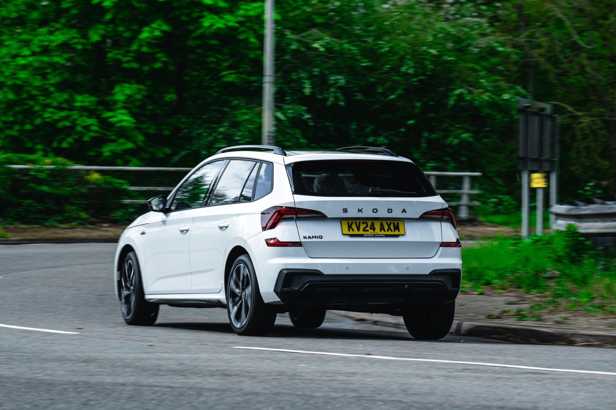 Detalle del panel de control de ventanas, práctico y accesible en el Skoda Kamiq.