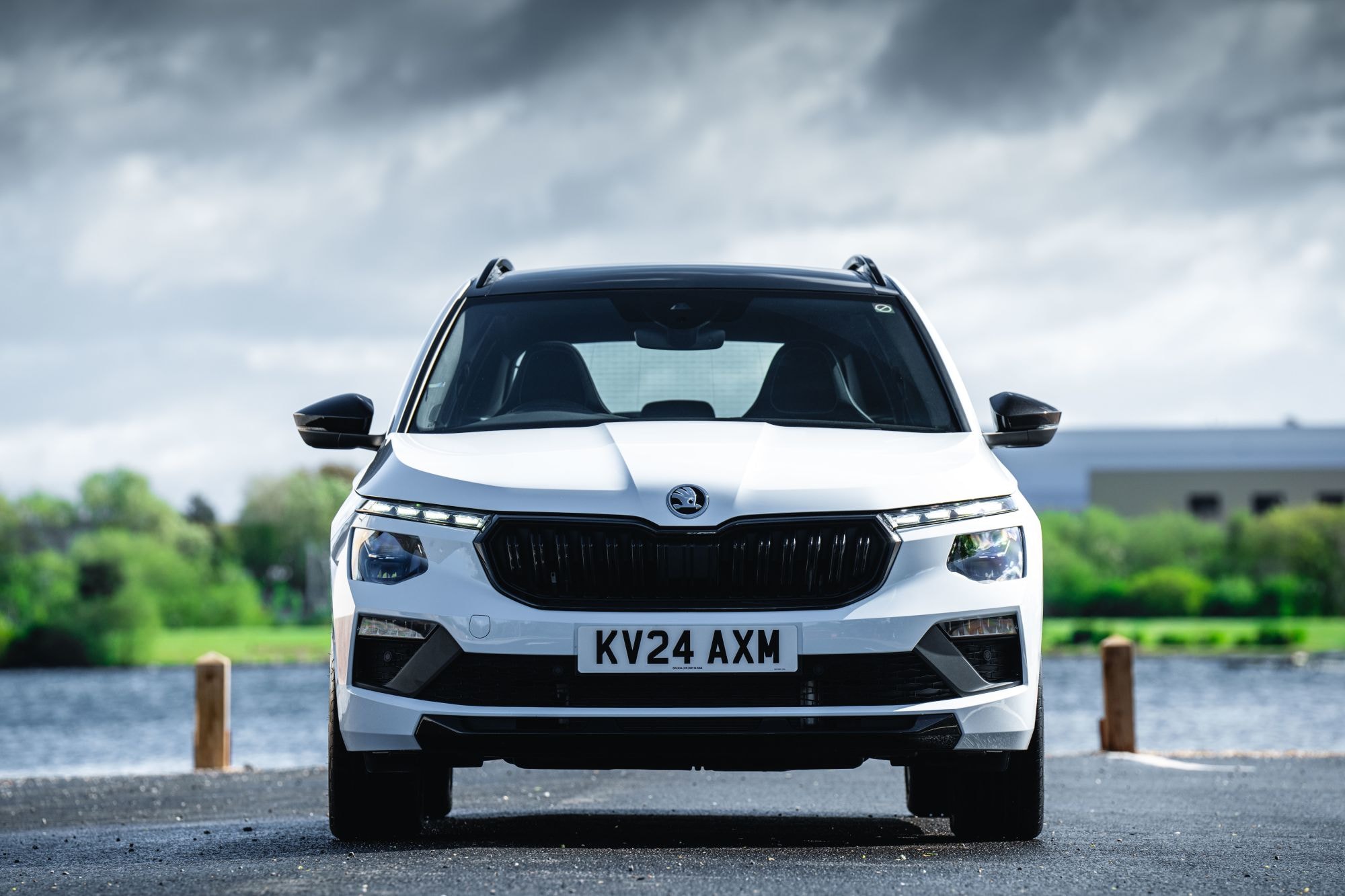 Perfil lateral del Skoda Kamiq, que resalta su aerodinámica y elegancia.