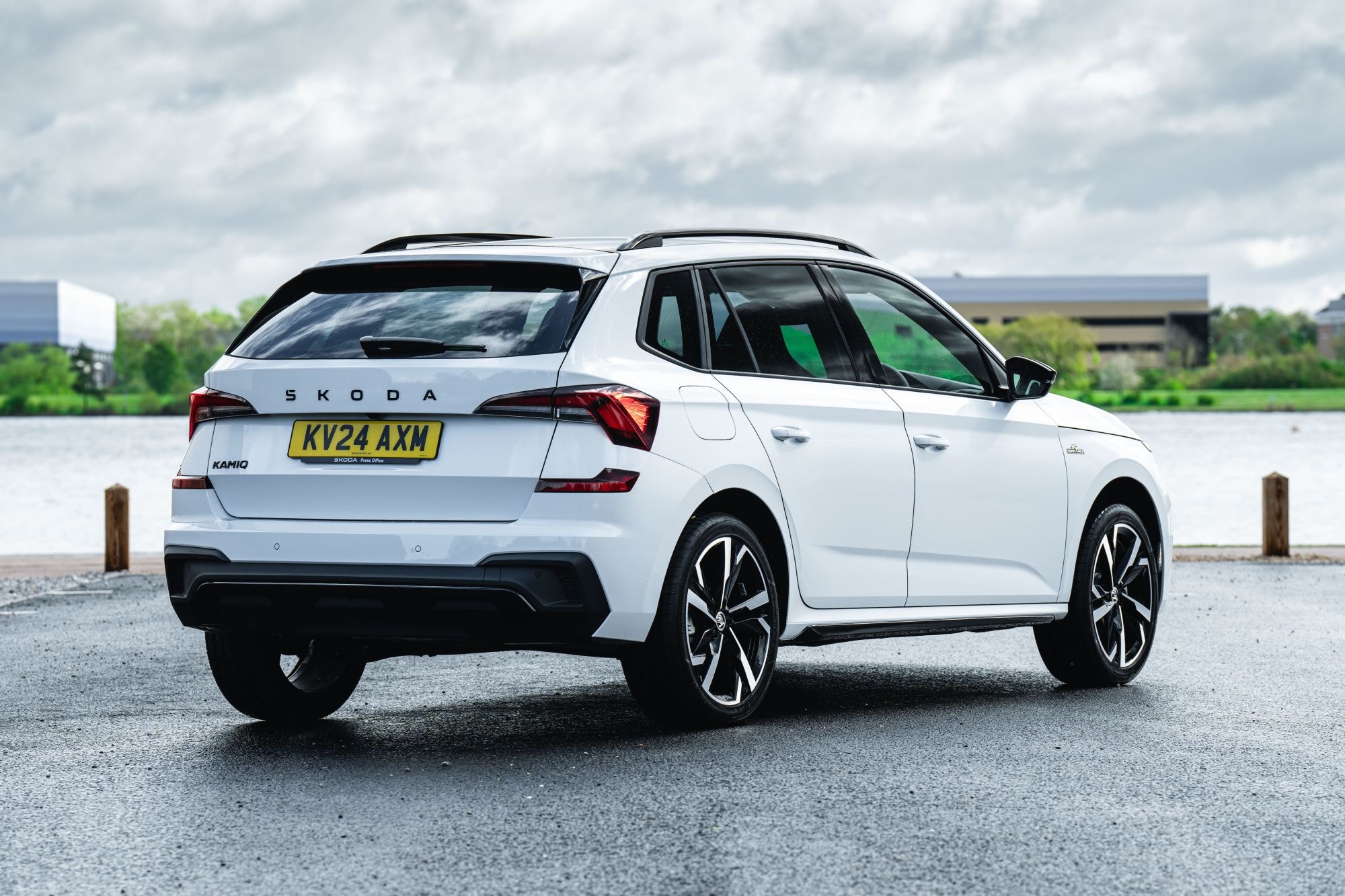 Otro ángulo del perfil lateral, subrayando la robustez del SUV.