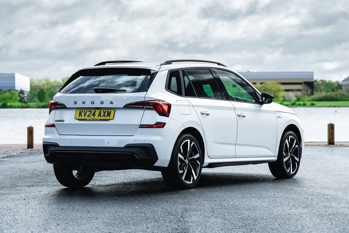 Otro ángulo del perfil lateral, subrayando la robustez del SUV. Otro ángulo del perfil lateral, subrayando la robustez del SUV.
