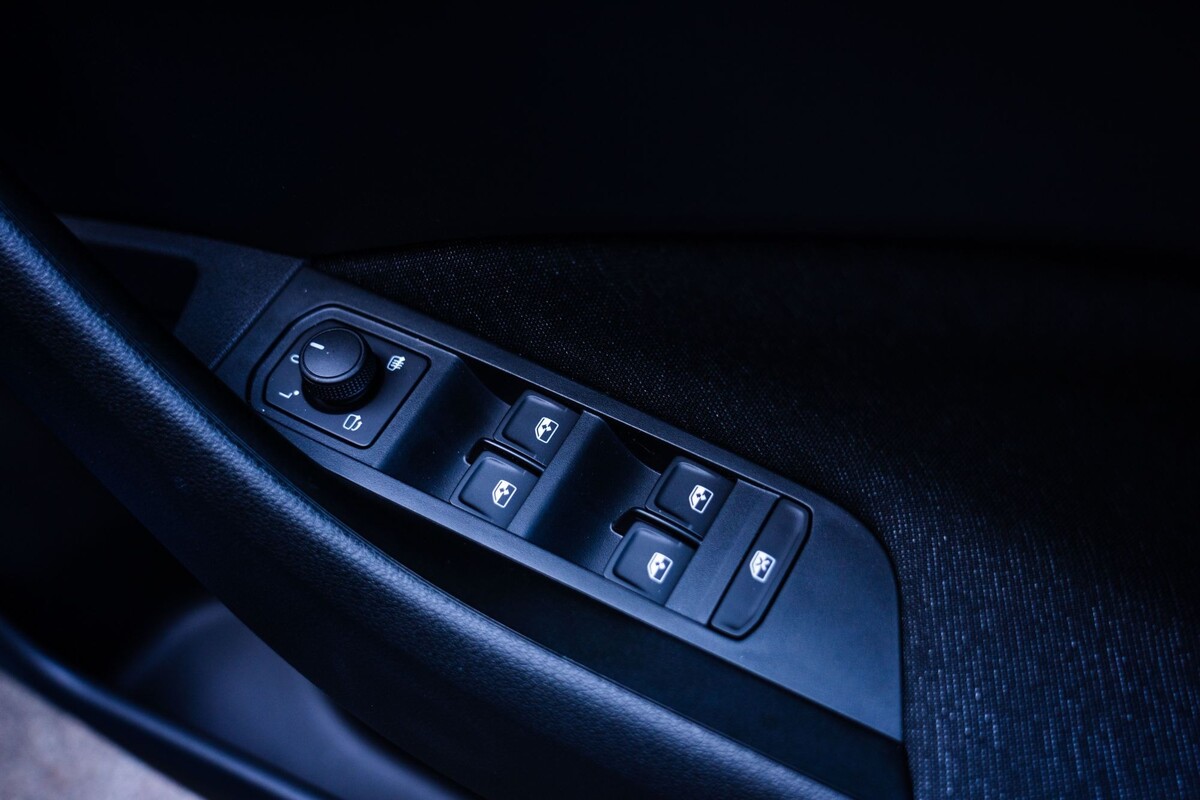 Lateral del Skoda Kamiq con fondo natural, mostrando su versatilidad. Lateral del Skoda Kamiq con fondo natural, mostrando su versatilidad.