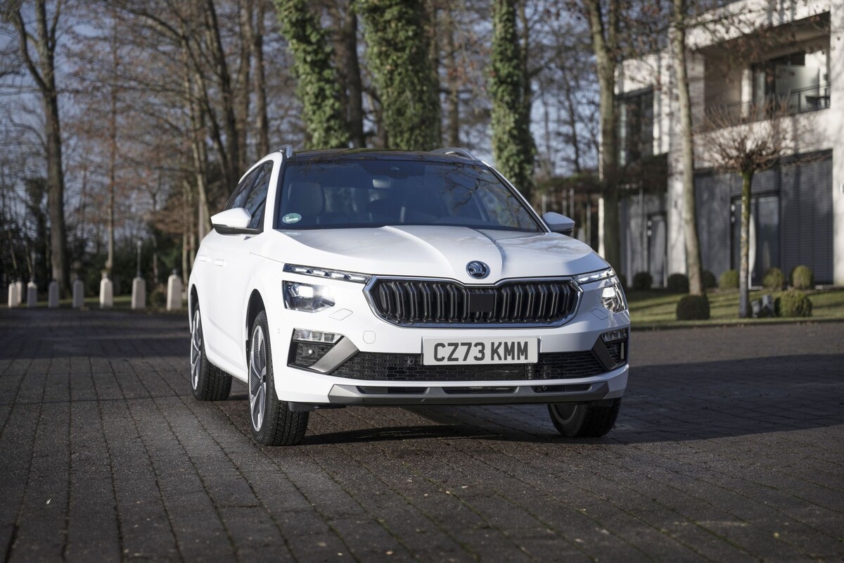 Kamiq posado junto a un río, mostrando líneas deportivas y elegantes. Kamiq posado junto a un río, mostrando líneas deportivas y elegantes.