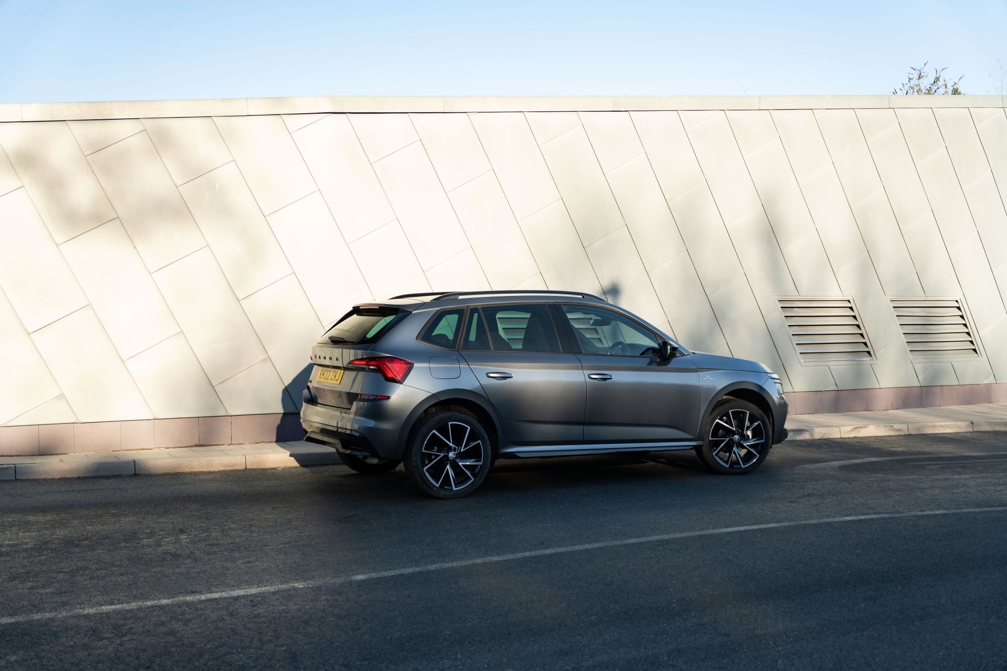 Detalle de la insignia Monte Carlo en el lateral del Skoda Kamiq.