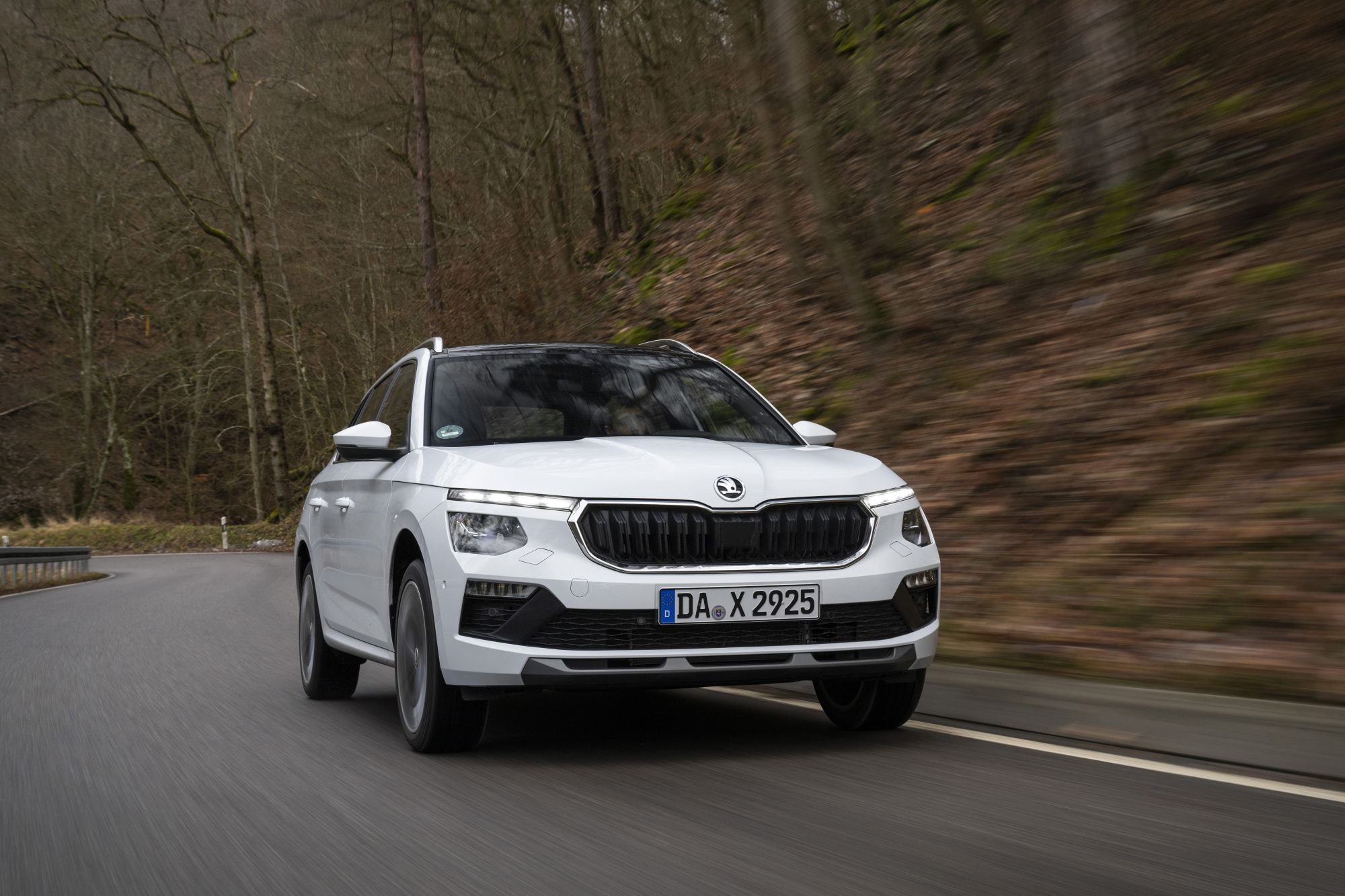 Vista lateral del Skoda Kamiq rojo, diseñado para atraer miradas.
