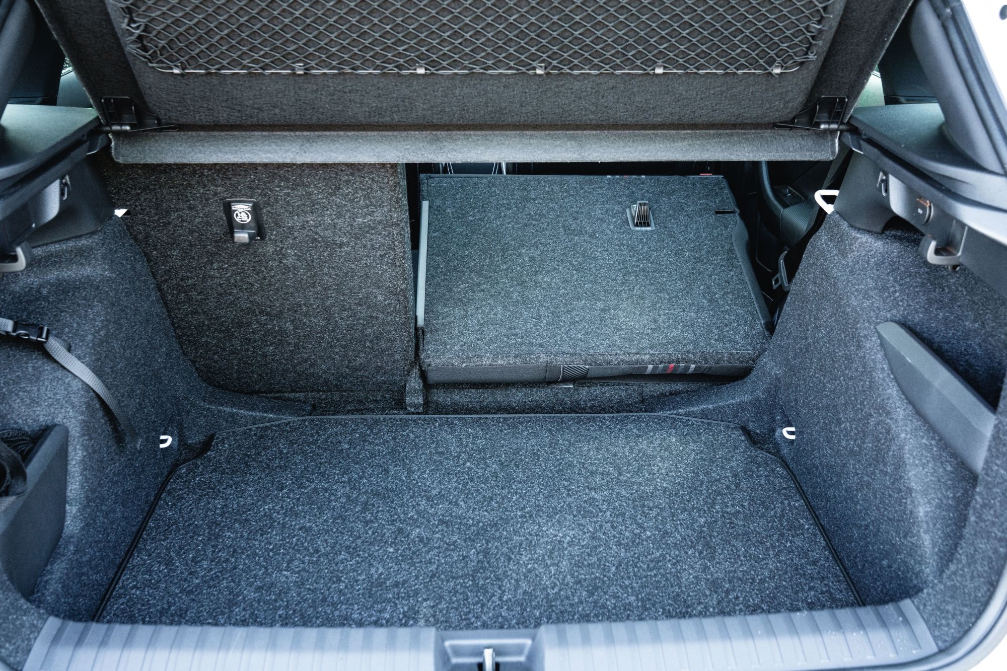 Skoda Kamiq rojo en movimiento por una carretera escénica.