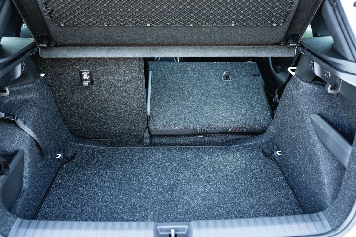 Skoda Kamiq rojo en movimiento por una carretera escénica. Skoda Kamiq rojo en movimiento por una carretera escénica.