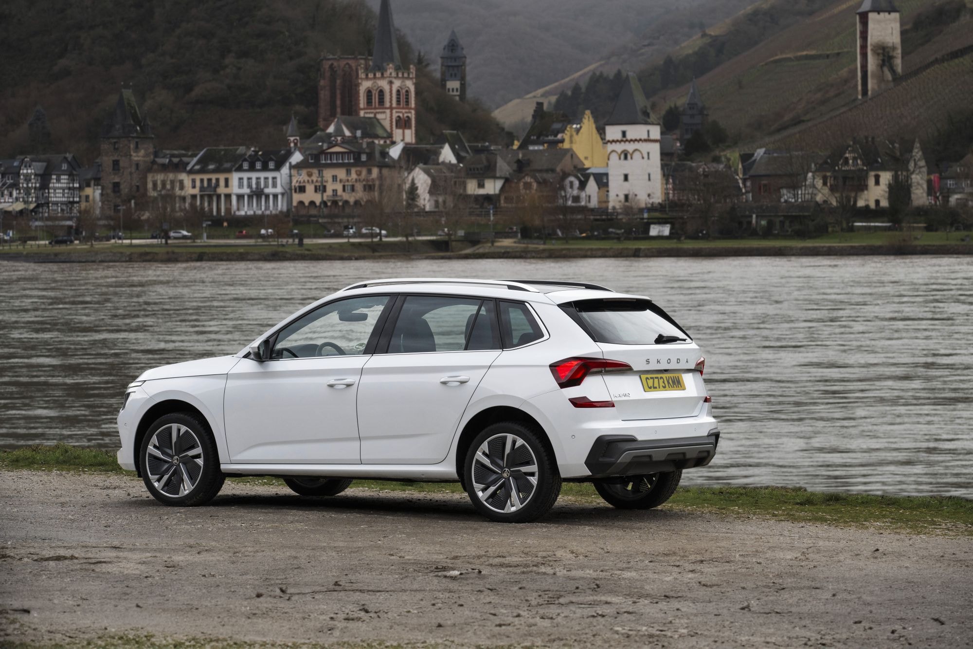 Vista lateral trasera del Skoda Kamiq en movimiento.