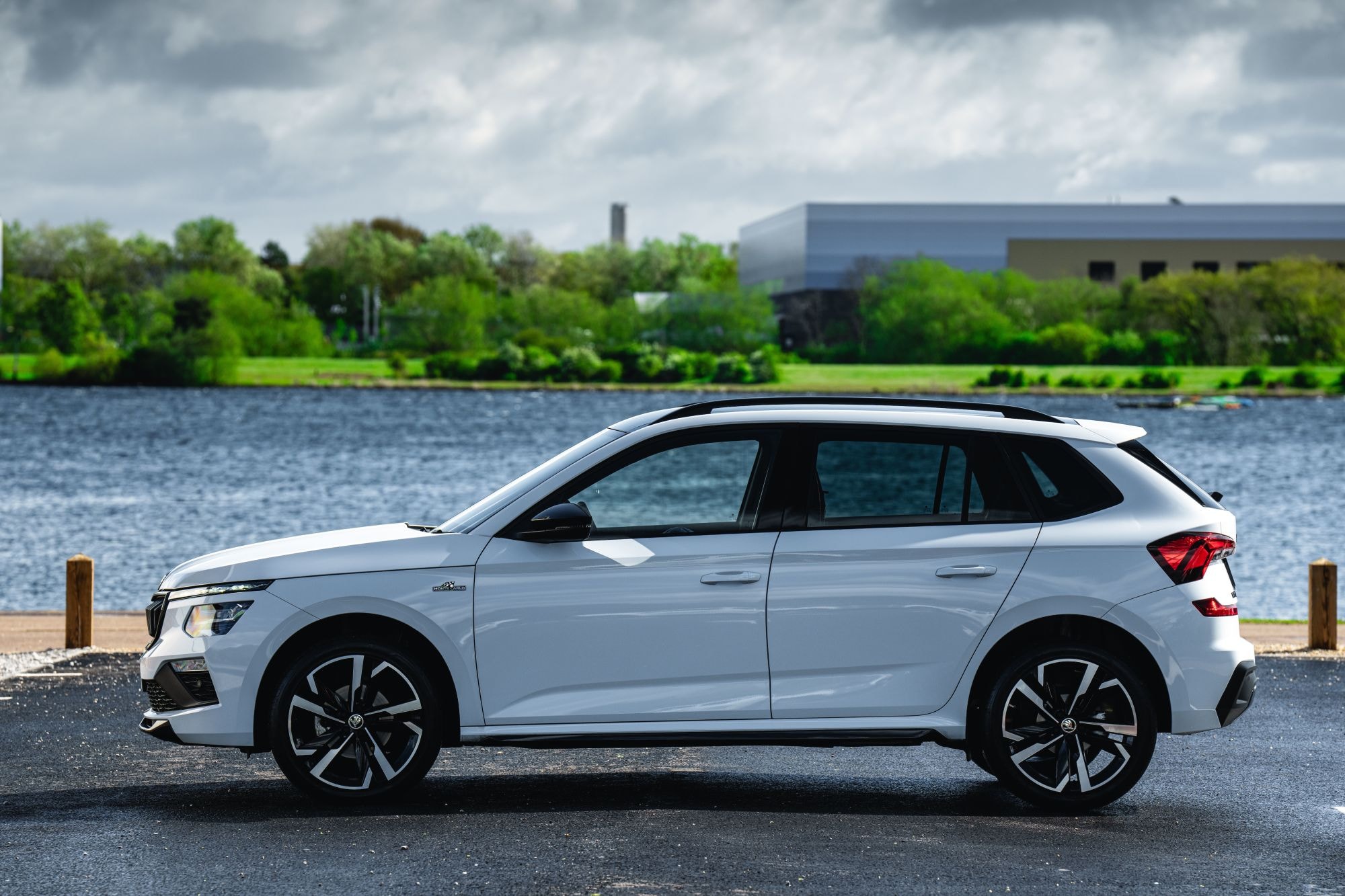 Segunda vista trasera del Skoda Kamiq, mostrando su diseño distintivo.