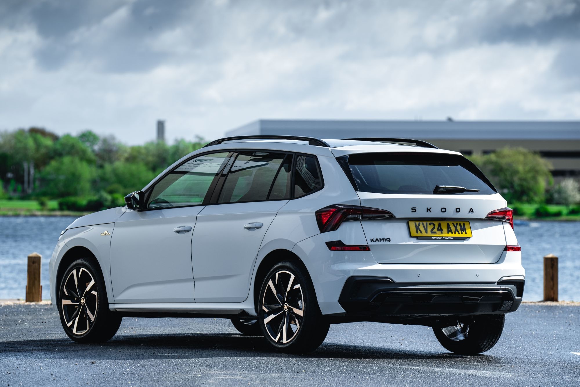 Vista trasera del Skoda Kamiq, con líneas limpias y diseño contemporáneo.