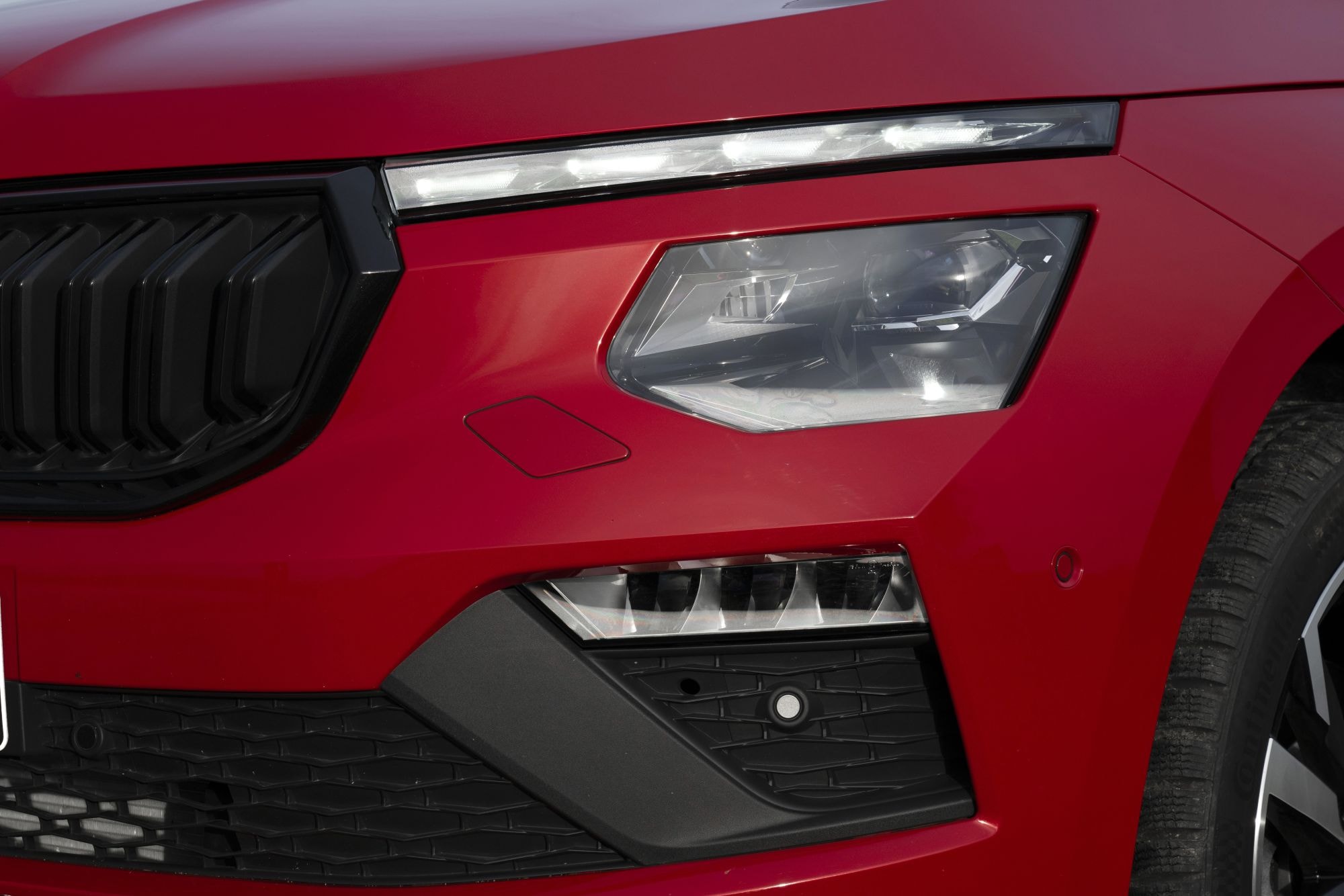 Vista trasera del Skoda Kamiq rojo, resaltando su diseño moderno.