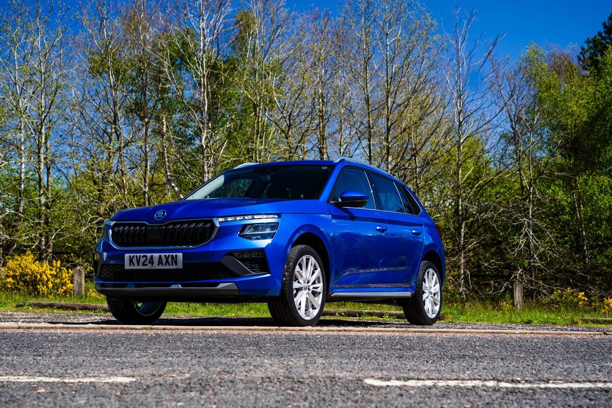 Vista lateral del Skoda Kamiq, destacando sus líneas elegantes. Vista lateral del Skoda Kamiq, destacando sus líneas elegantes.