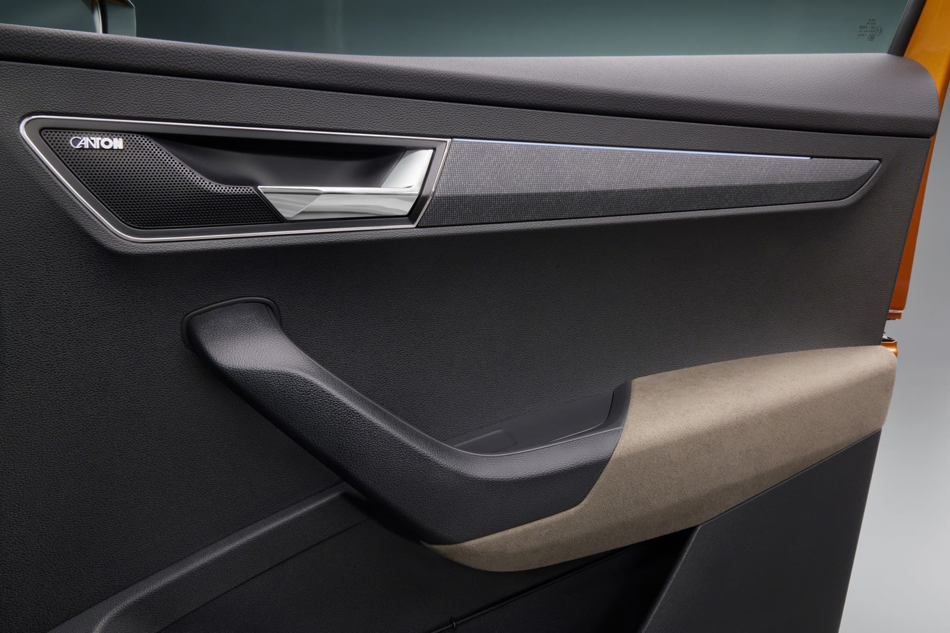 Detalle de acabados y materiales de la puerta, con diseño elegante y funcional.