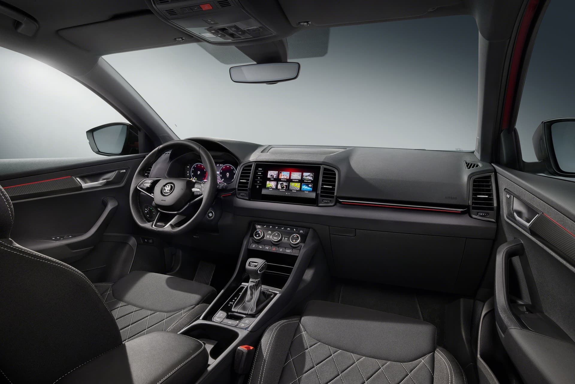 Vista completa del puesto de conducción y el diseño interior del Skoda Karoq.