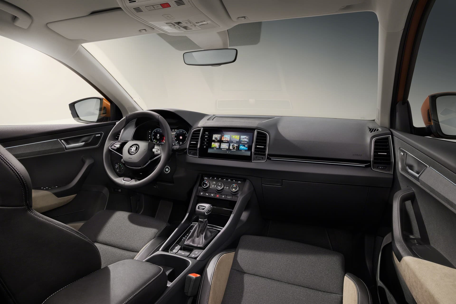 Vista interior del Skoda Karoq, muestra su cabina espaciosa con acabados de alta calidad.