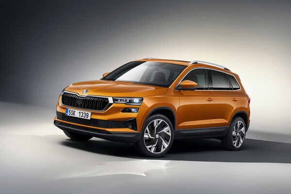 Perfil frontal del Skoda Karoq destacando su frontal musculoso y faros expresivos. Perfil frontal del Skoda Karoq destacando su frontal musculoso y faros expresivos.
