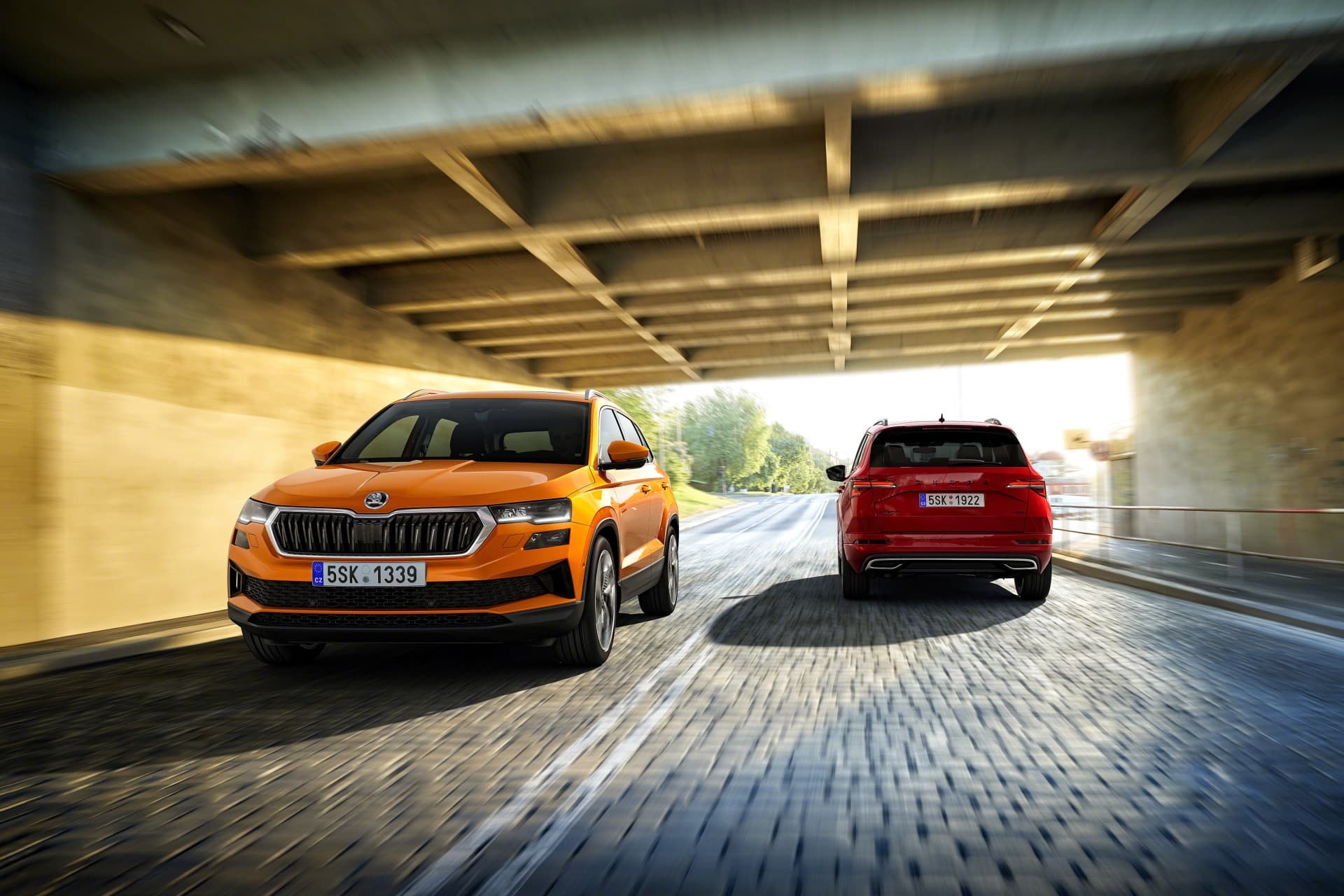 Imagen dinámica del Skoda Karoq, mostrando su frente elegante y la solidez de su parte trasera.