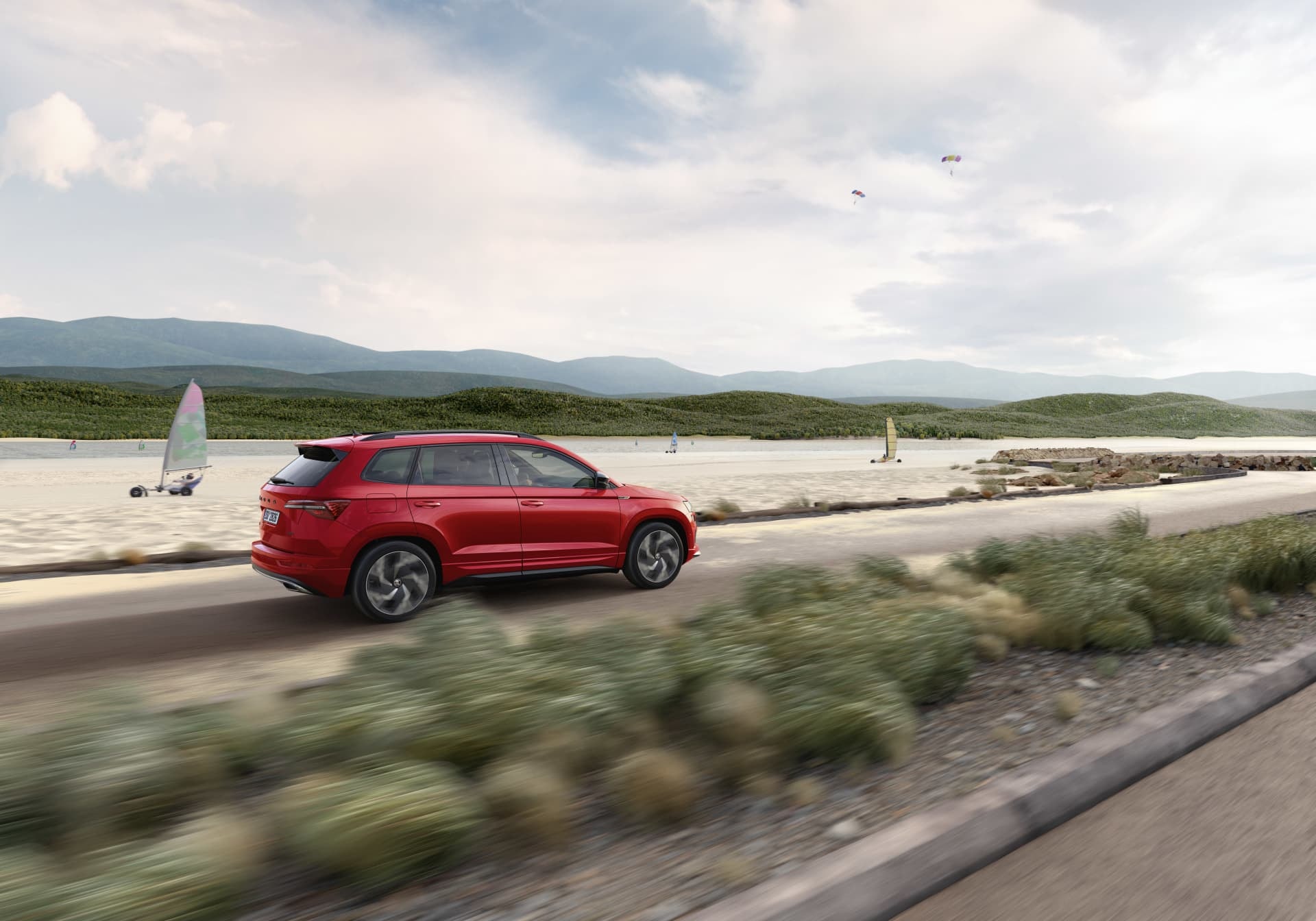 El Skoda Karoq se luce en una carretera costera, exhibiendo su dinámica lateral.