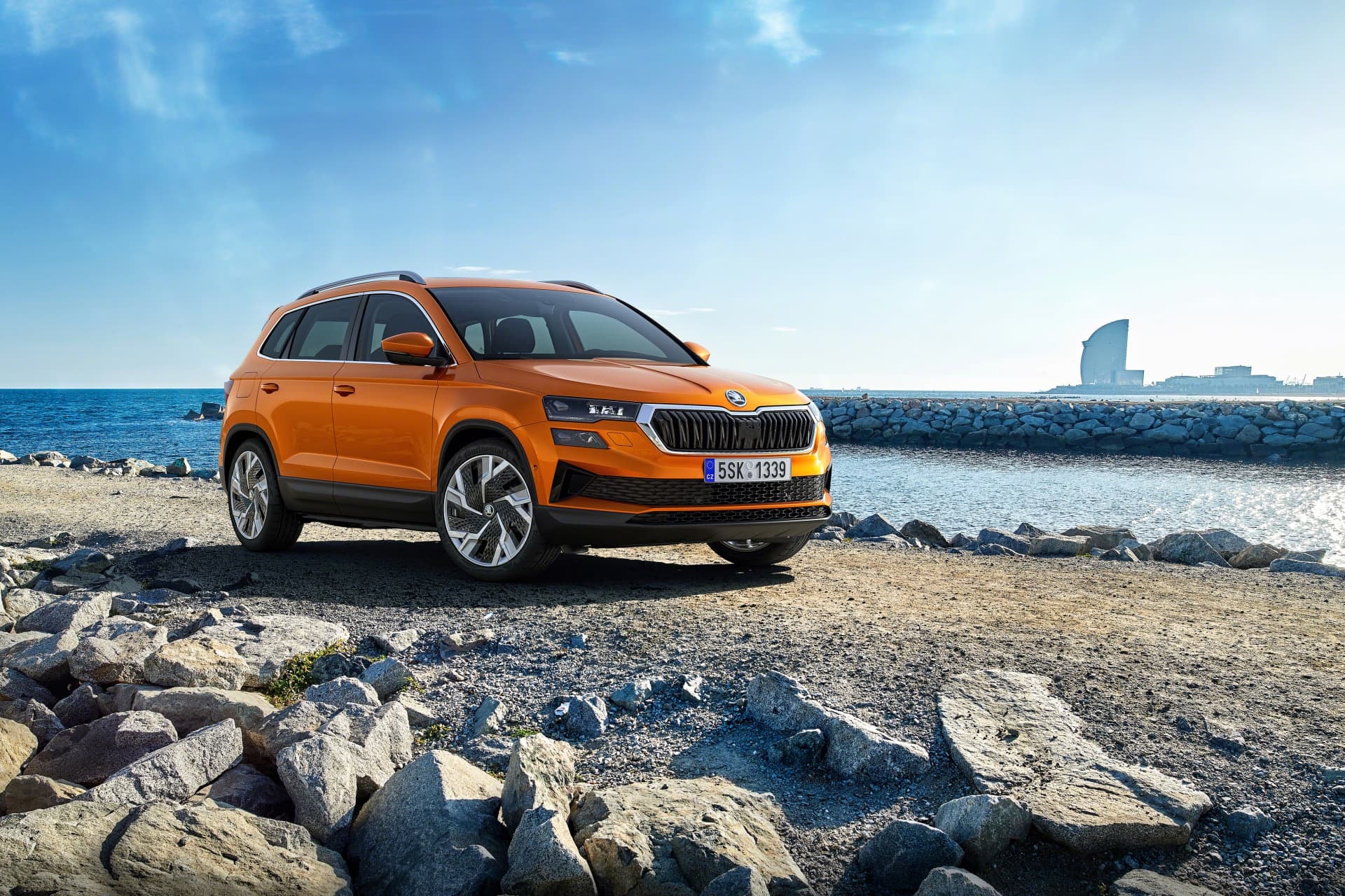 El Skoda Karoq exhibiendo su adaptabilidad en un entorno natural, perfecto para aventuras.