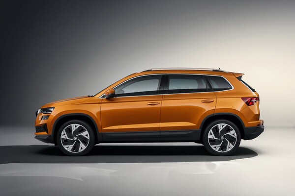 Vista completa lateral del Skoda Karoq, enfatizando su silueta balanceada y llantas de diseño. Vista completa lateral del Skoda Karoq, enfatizando su silueta balanceada y llantas de diseño.