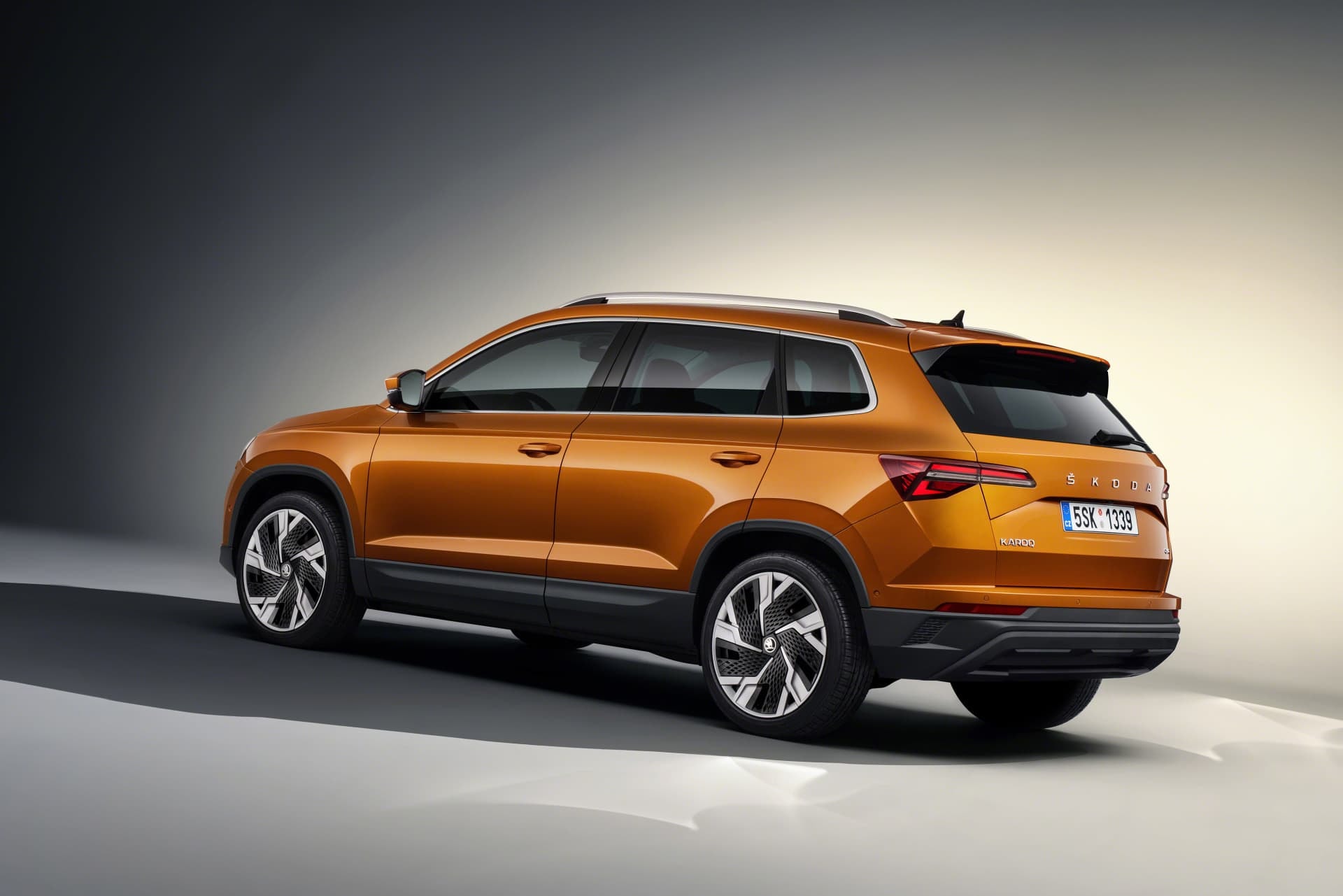 Perspectiva trasera y lateral del Skoda Karoq, demostrando la armonía de su diseño aerodinámico.