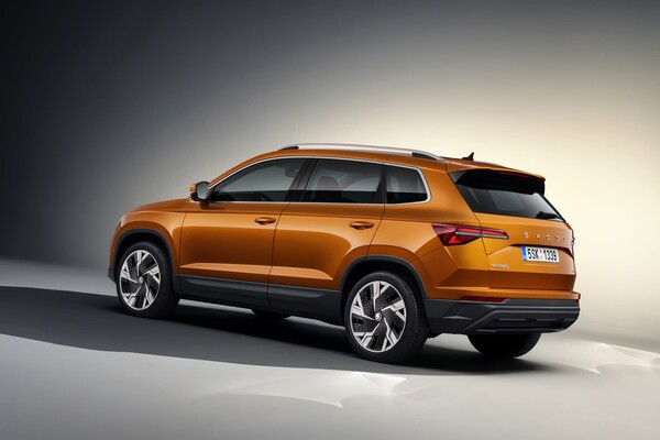 Perspectiva trasera y lateral del Skoda Karoq, demostrando la armonía de su diseño aerodinámico. Perspectiva trasera y lateral del Skoda Karoq, demostrando la armonía de su diseño aerodinámico.