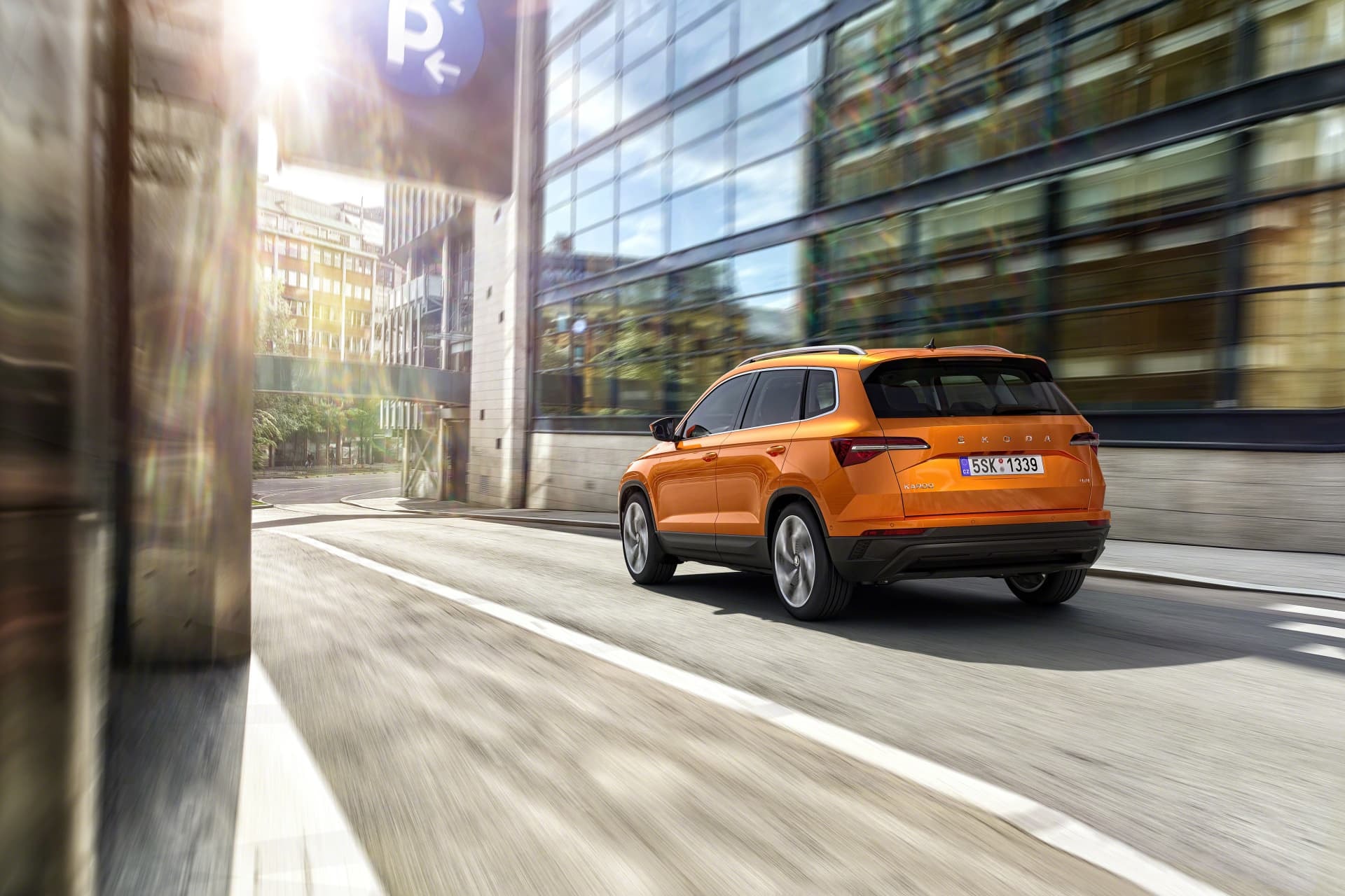 Imagen del Skoda Karoq mostrando su perfil trasero y lateral, integrándose al entorno urbano.