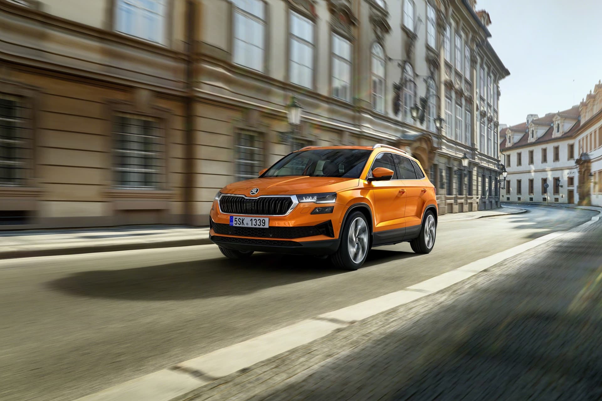 El Skoda Karoq en contexto urbano, resaltando su diseño versátil y su capacidad para entornos citadinos.