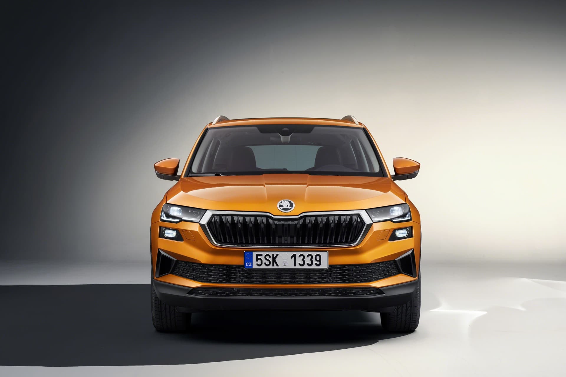 Imagen detallada de la parrilla y faros delanteros del Skoda Karoq, subrayando su aspecto moderno.