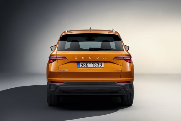 Vista trasera completa del Skoda Karoq, mostrando las luces LED y el diseño de su maletero. Vista trasera completa del Skoda Karoq, mostrando las luces LED y el diseño de su maletero.