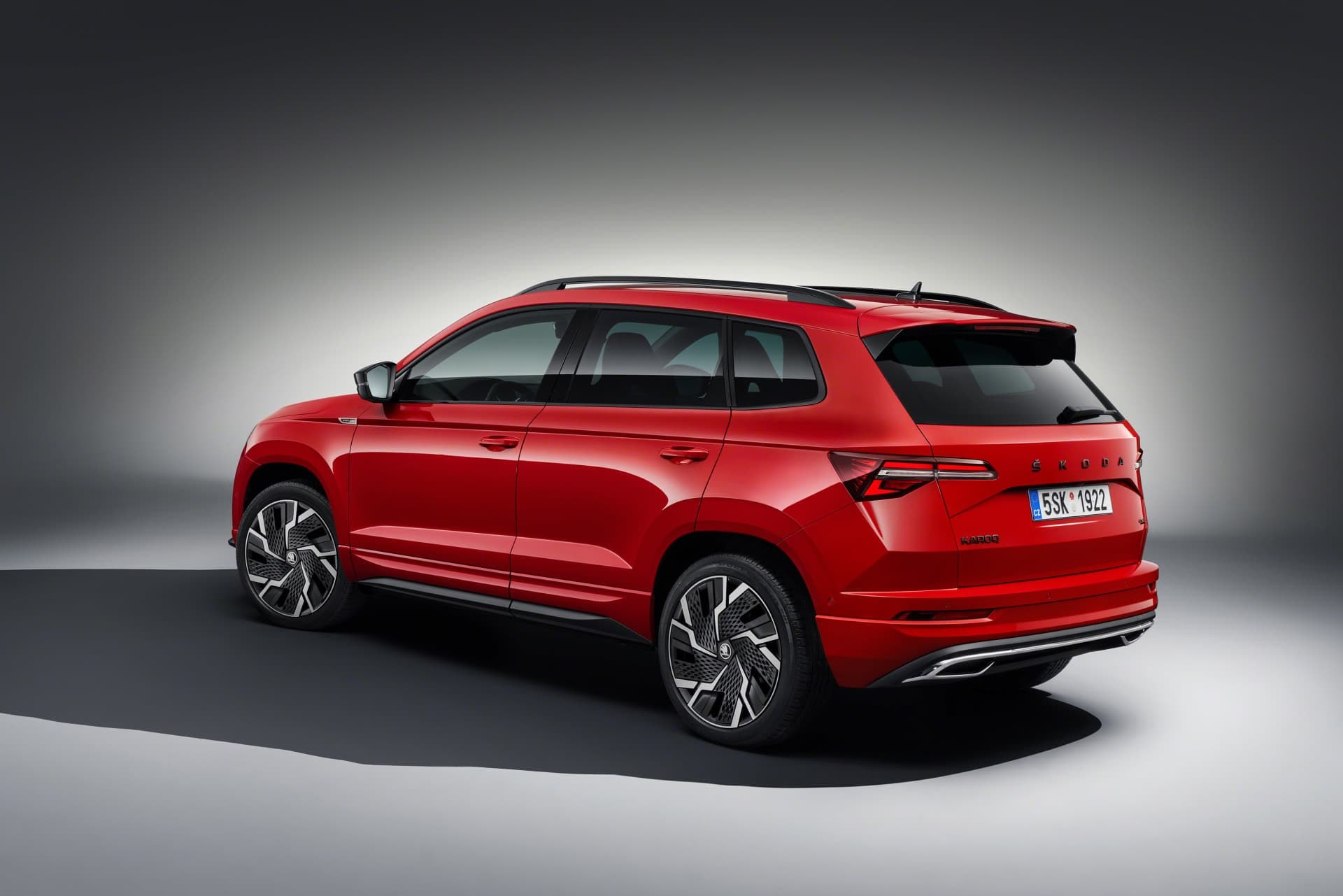 Vista trasera y lateral que resalta las líneas de diseño y la deportividad del Skoda Karoq.