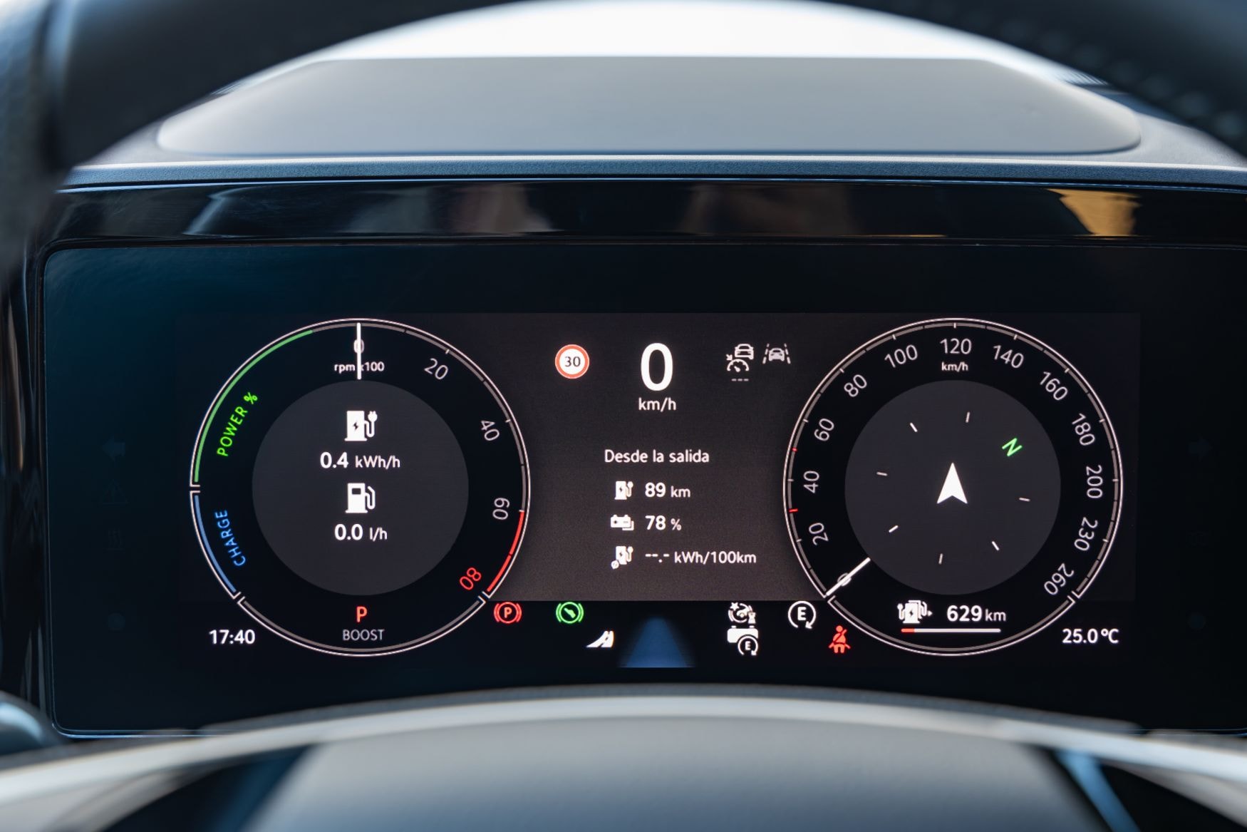 Interior del Skoda Kodiaq híbrido, con acabados en cuero y tecnología avanzada.