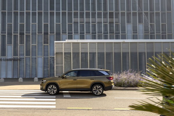 Vista lateral del Skoda Kodiaq híbrido, mostrando su diseño elegante y moderno. Vista lateral del Skoda Kodiaq híbrido, mostrando su diseño elegante y moderno.