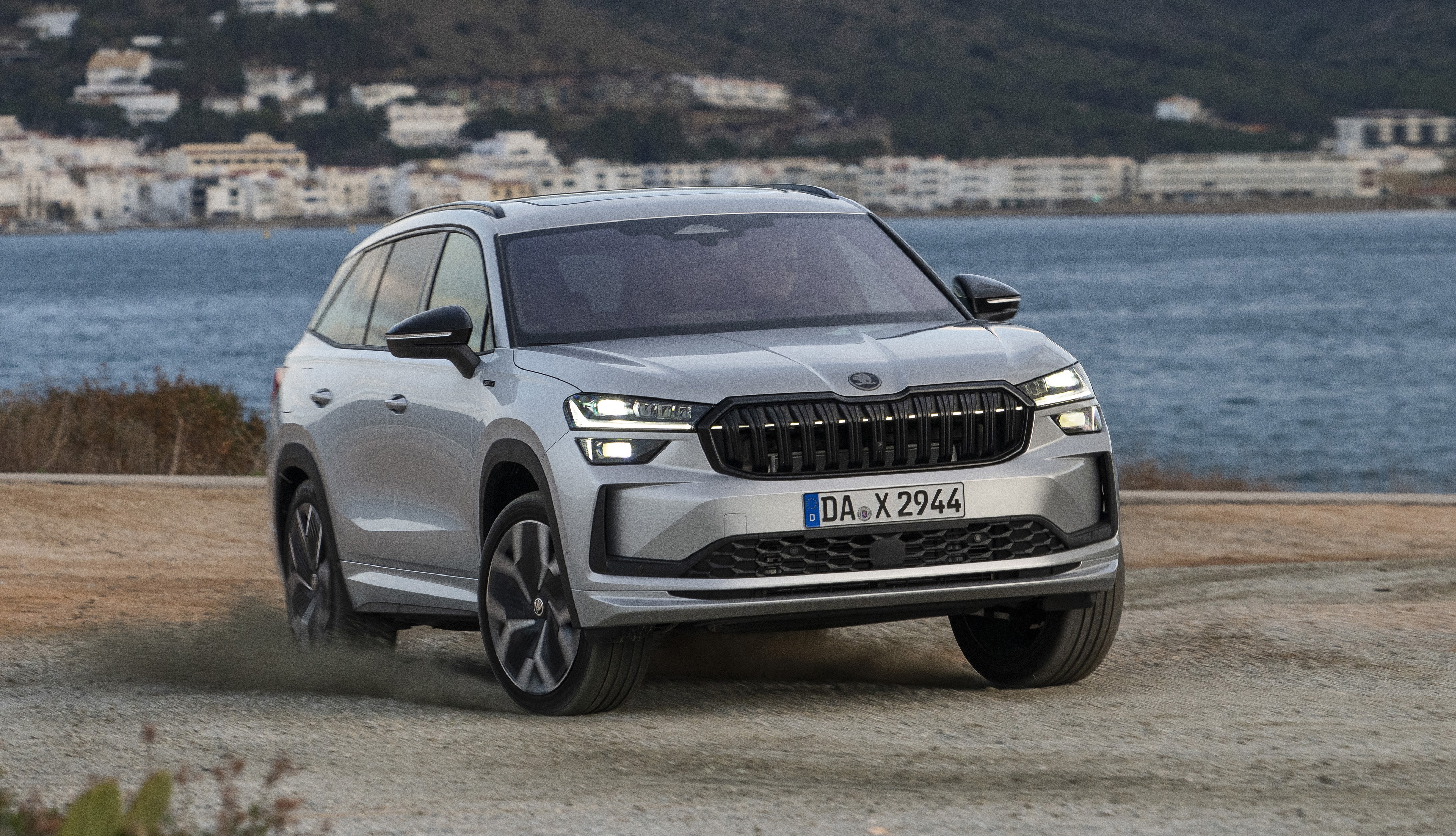 Vista delantera del Skoda Kodiaq híbrido, destacando su robustez y diseño moderno.