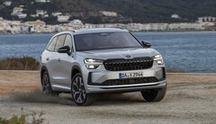 Vista delantera del Skoda Kodiaq híbrido, destacando su robustez y diseño moderno. Vista delantera del Skoda Kodiaq híbrido, destacando su robustez y diseño moderno.
