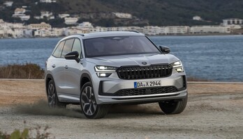 Vista delantera del Skoda Kodiaq híbrido, destacando su robustez y diseño moderno. Vista delantera del Skoda Kodiaq híbrido, destacando su robustez y diseño moderno.