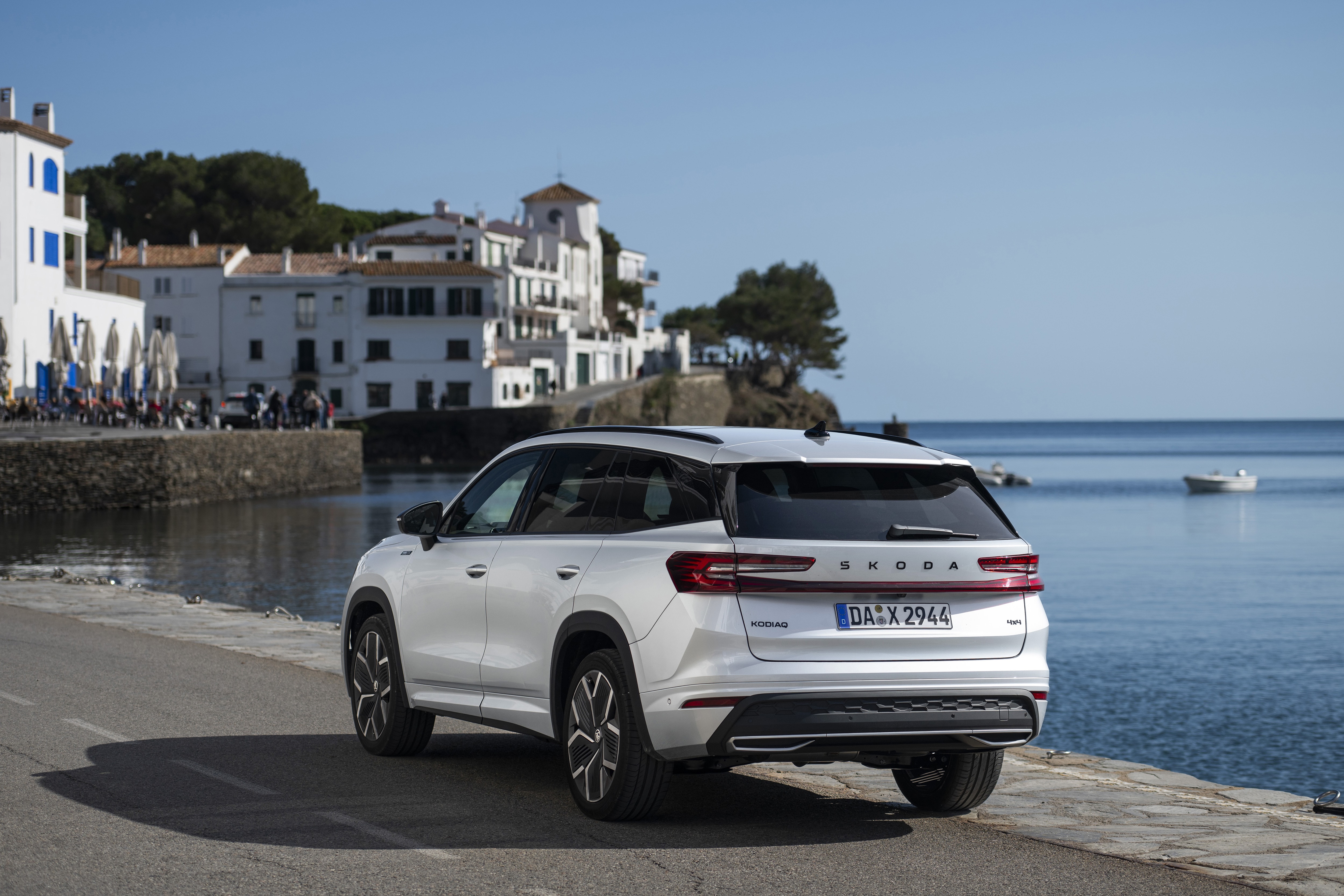Elegancia y deportividad en la zaga del Skoda Kodiaq híbrido, con líneas limpias y modernas.