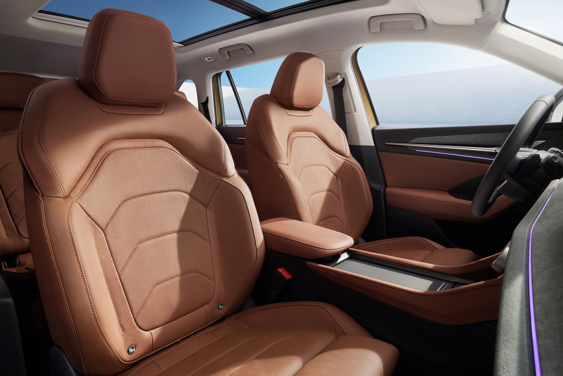 Asientos de cuero en la fila frontal del Skoda Kodiaq destacando su comodidad.