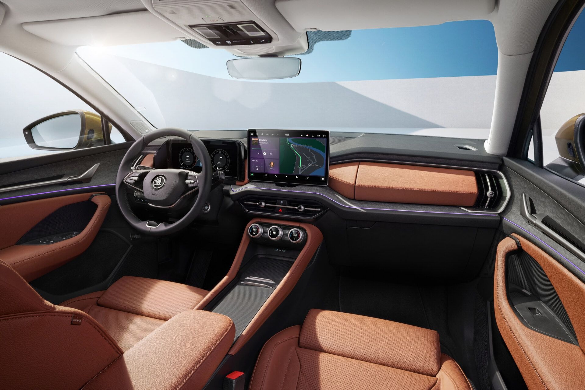 Cabin interior de cuero marrón de Skoda Kodiaq, elegancia y confort.