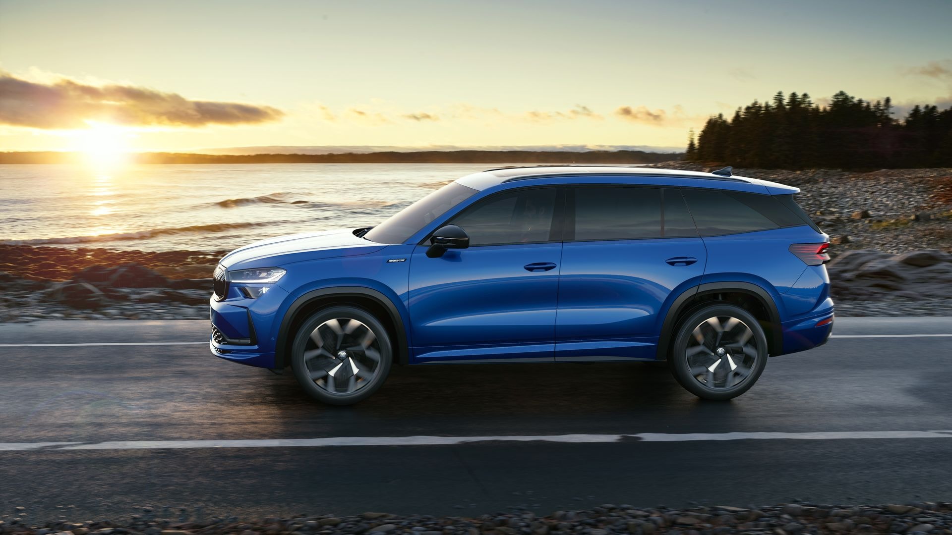 Vibrante tonalidad azul del Skoda Kodiaq captura su esencia dinámica y vanguardista.