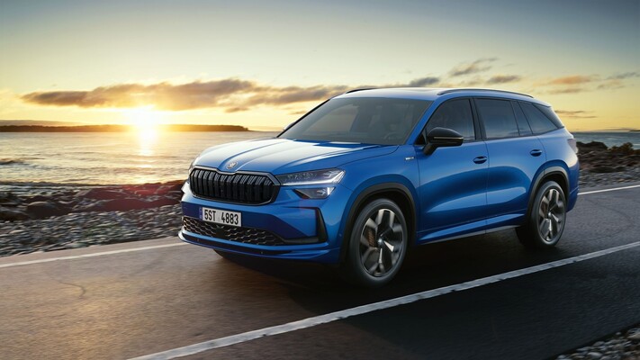 El Skoda Kodiaq en tono azul; diseño moderno y dinámico. El Skoda Kodiaq en tono azul; diseño moderno y dinámico.