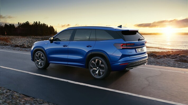 Vista trasera y lateral del Skoda Kodiaq resaltando la silueta. Vista trasera y lateral del Skoda Kodiaq resaltando la silueta.