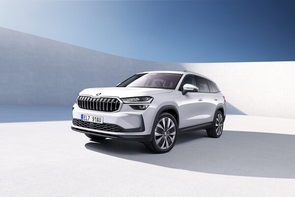 Perfil delantero y lateral del Skoda Kodiaq en estudio, líneas elegantes. Perfil delantero y lateral del Skoda Kodiaq en estudio, líneas elegantes.