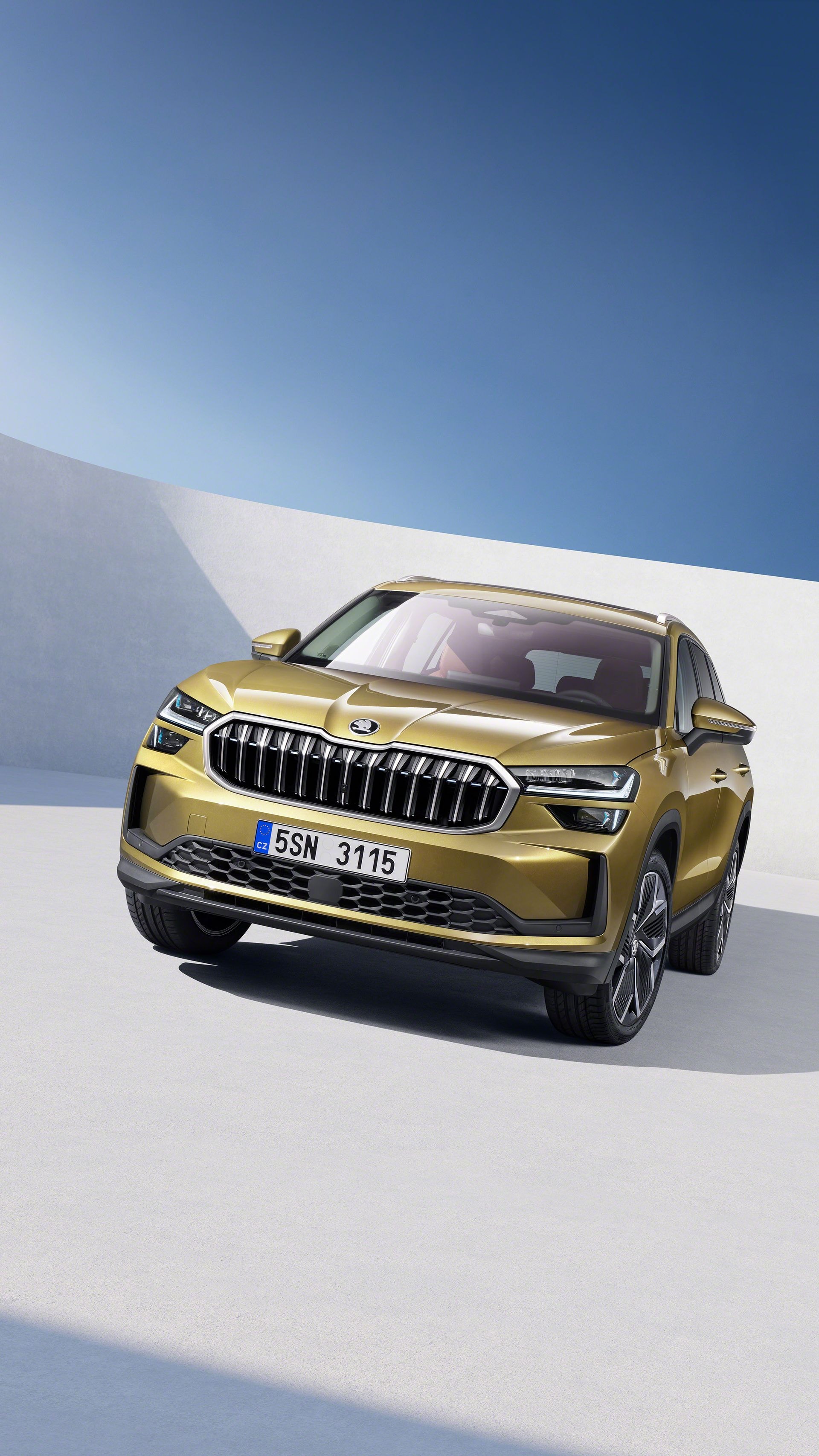 Líneas dinámicas y robustez en la figura del Skoda Kodiaq dorado.