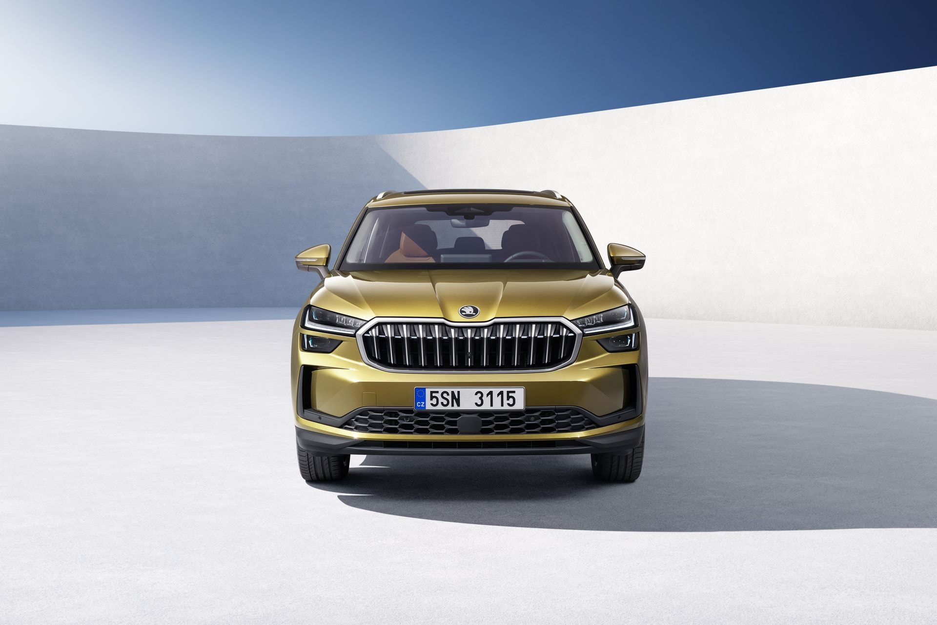 Frontal del Skoda Kodiaq dorado, parrilla distintiva y faros afilados.