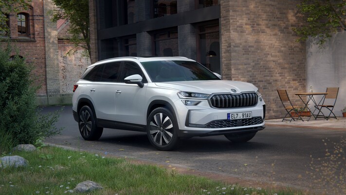 Skoda Kodiaq en entorno urbano, integrando diseño y tecnología.