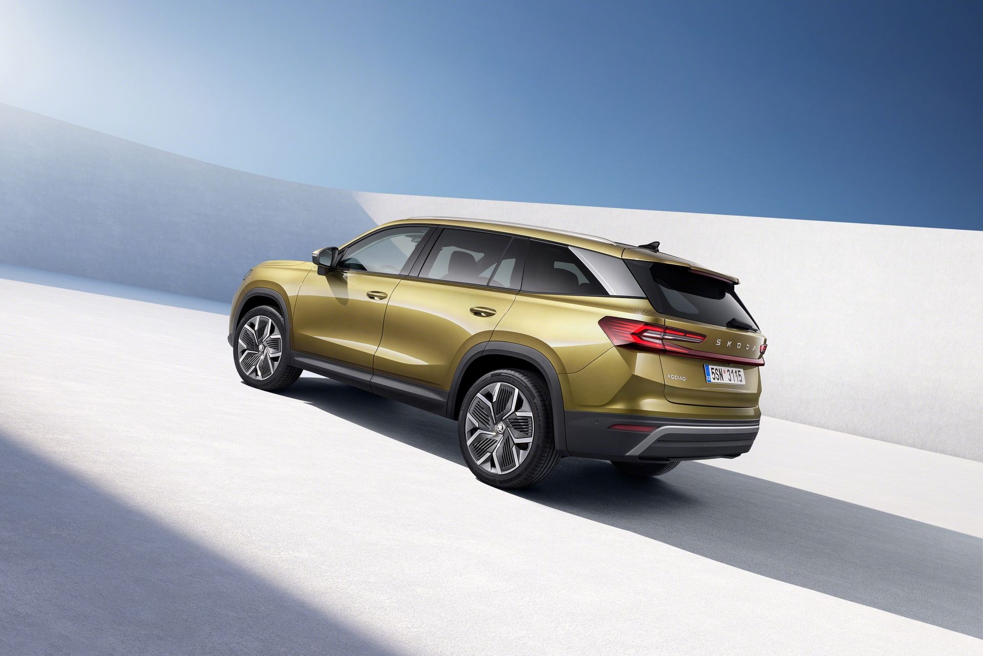 Perfil lateral del Skoda Kodiaq destacando sus líneas y llantas.