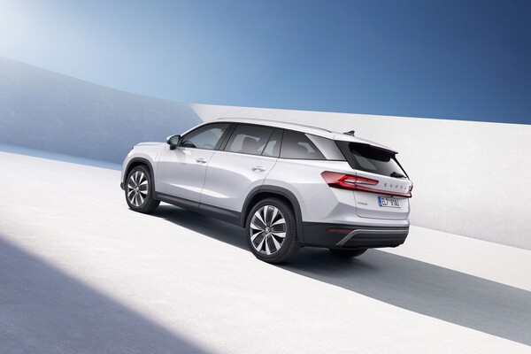 Enfoque en el diseño trasero y lateral del Skoda Kodiaq en estudio. Enfoque en el diseño trasero y lateral del Skoda Kodiaq en estudio.